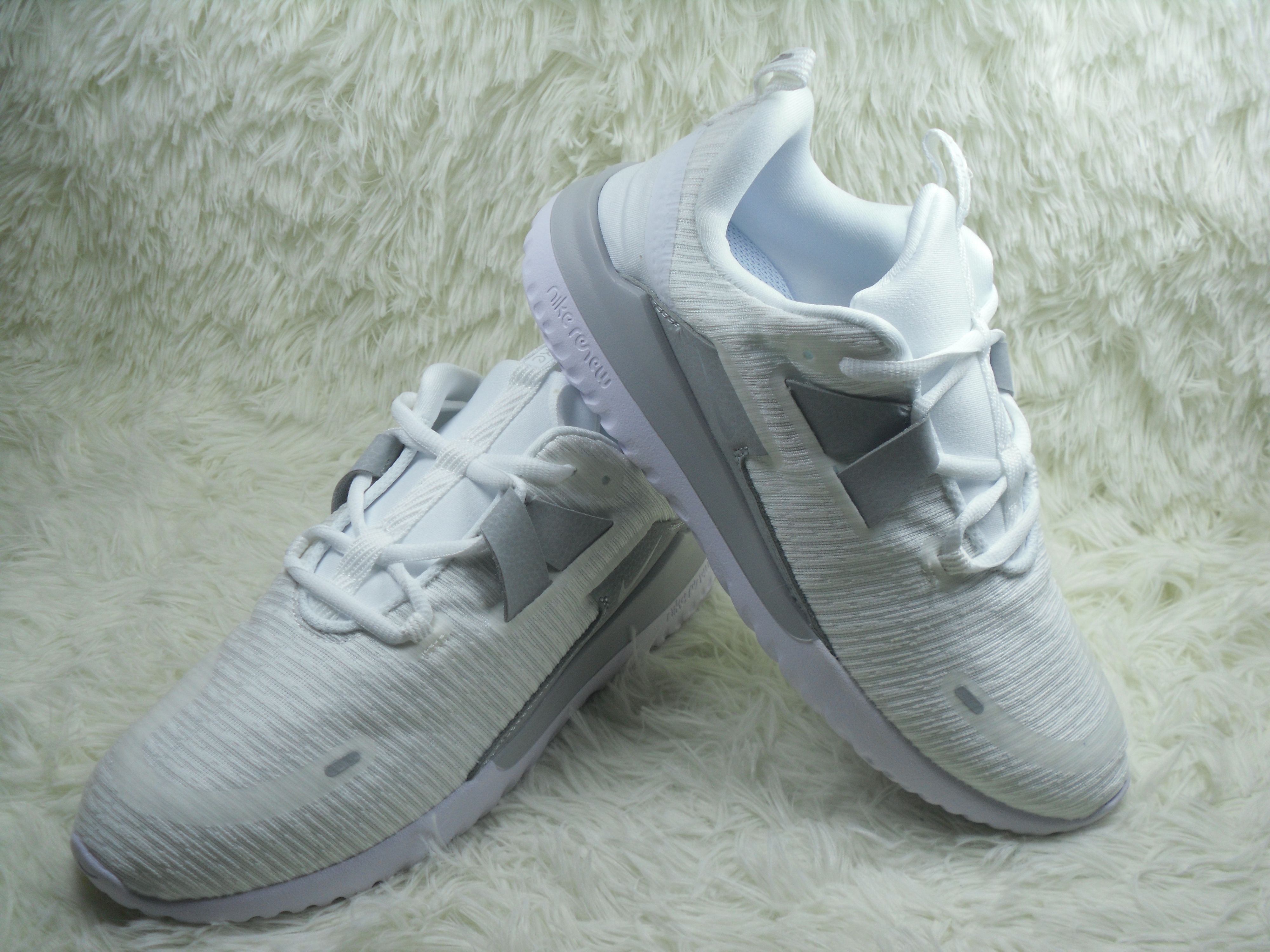 Men Nike Renew Arena Knit White Grey Running Shoes
